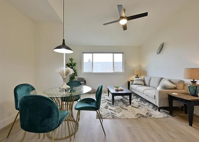 Modern Upstairs Loft - Newly Renovated!