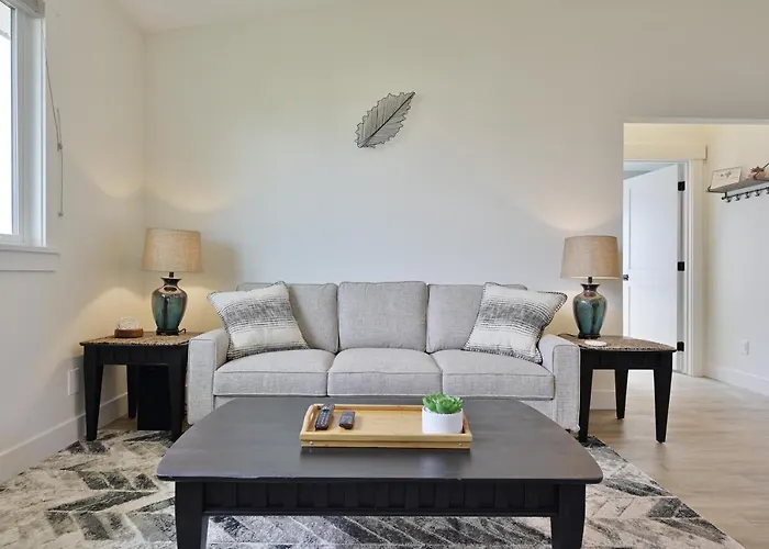 Modern Upstairs Loft - Newly Renovated!