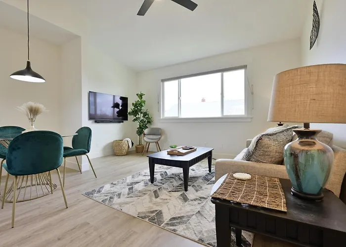 Modern Upstairs Loft - Newly Renovated!