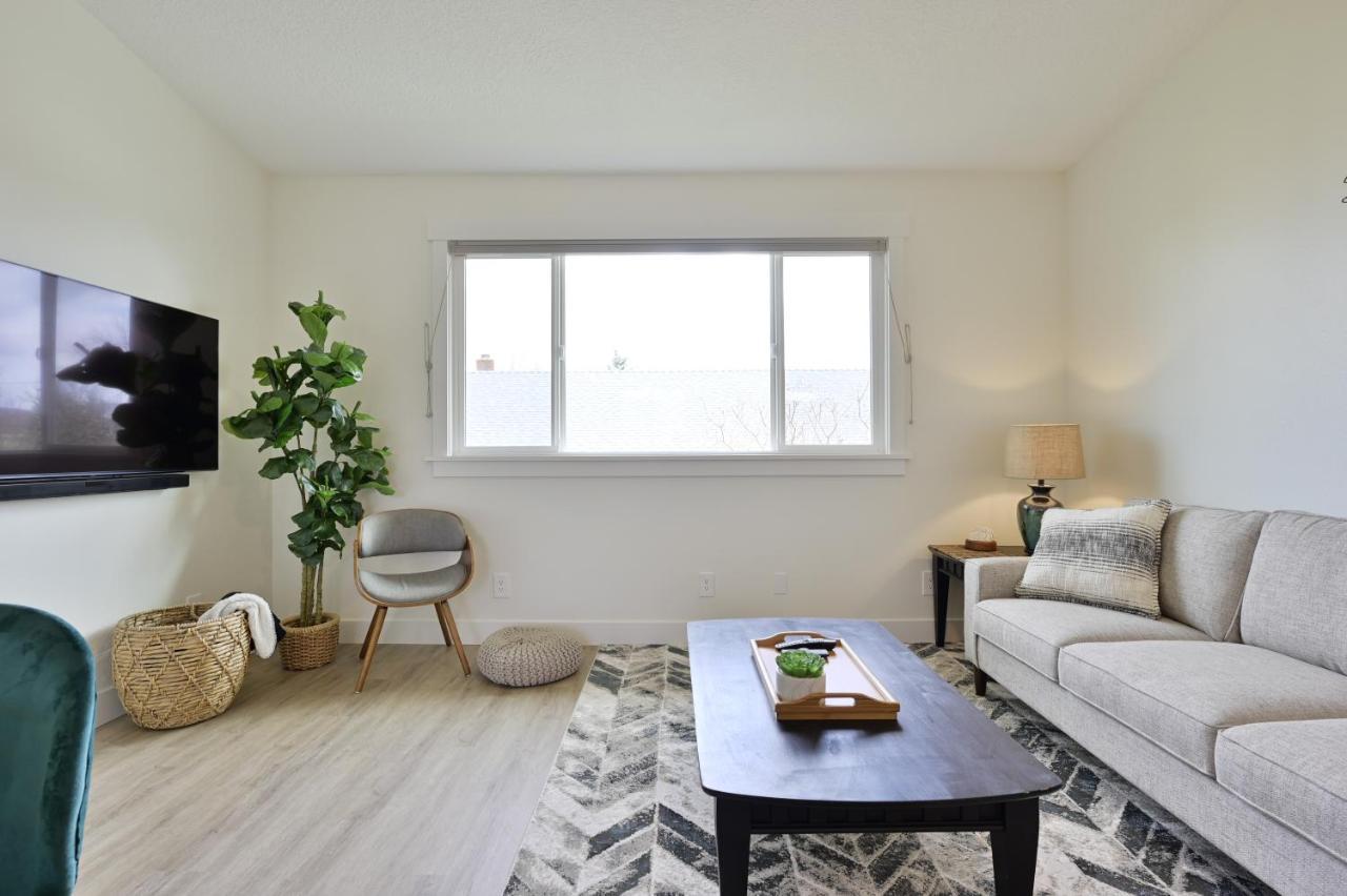 Modern Upstairs Loft - Newly Renovated! Salem