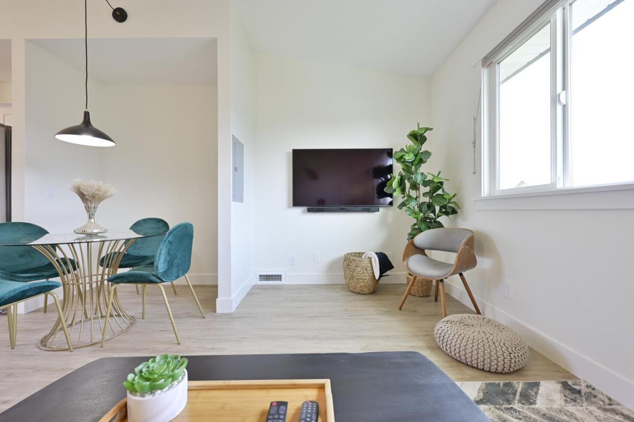 Modern Upstairs Loft - Newly Renovated! Holiday home