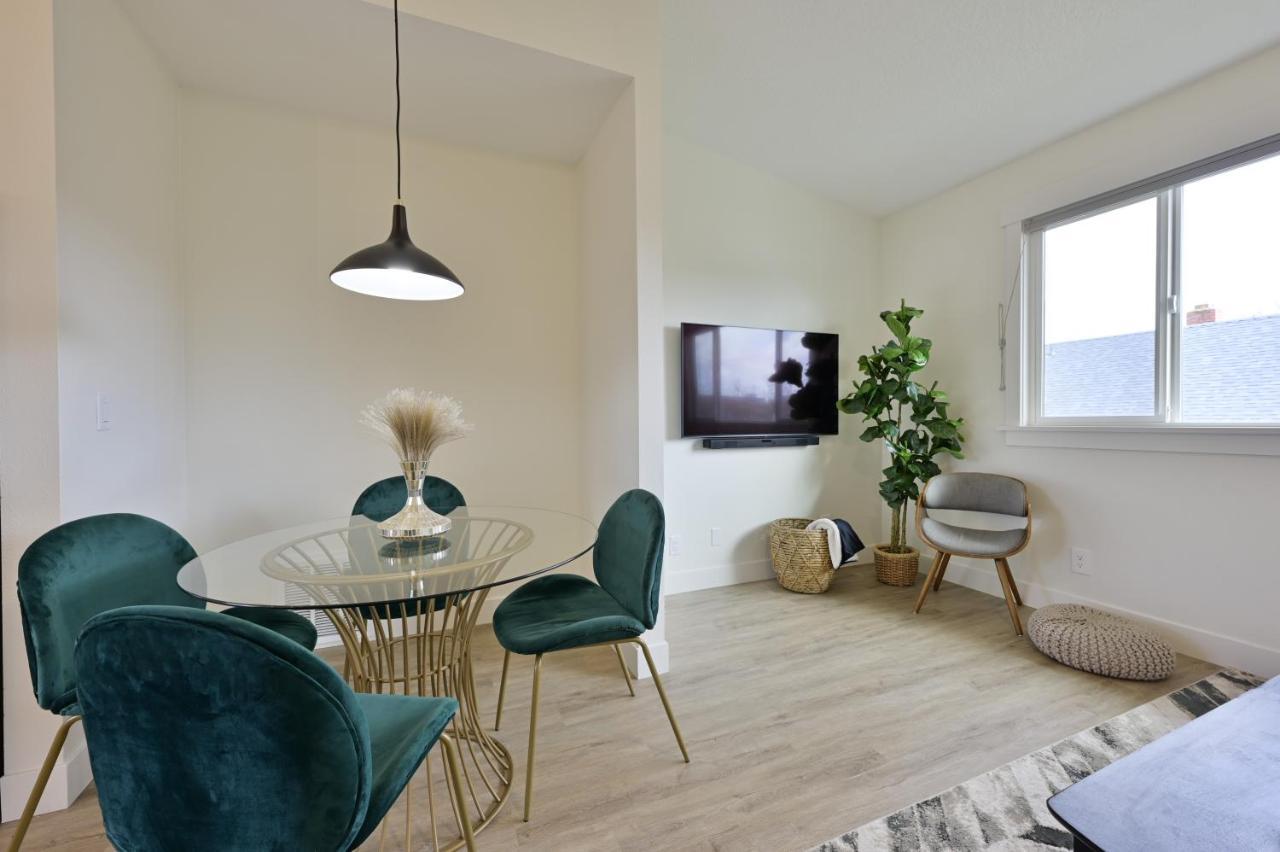 Modern Upstairs Loft - Newly Renovated! Holiday home *