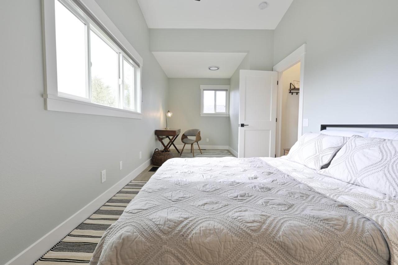 Modern Upstairs Loft - Newly Renovated! *