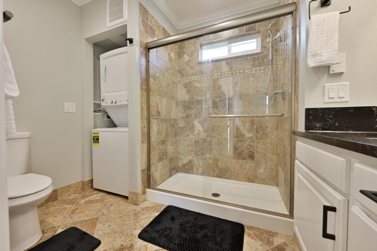 Modern Upstairs Loft - Newly Renovated! Holiday home *