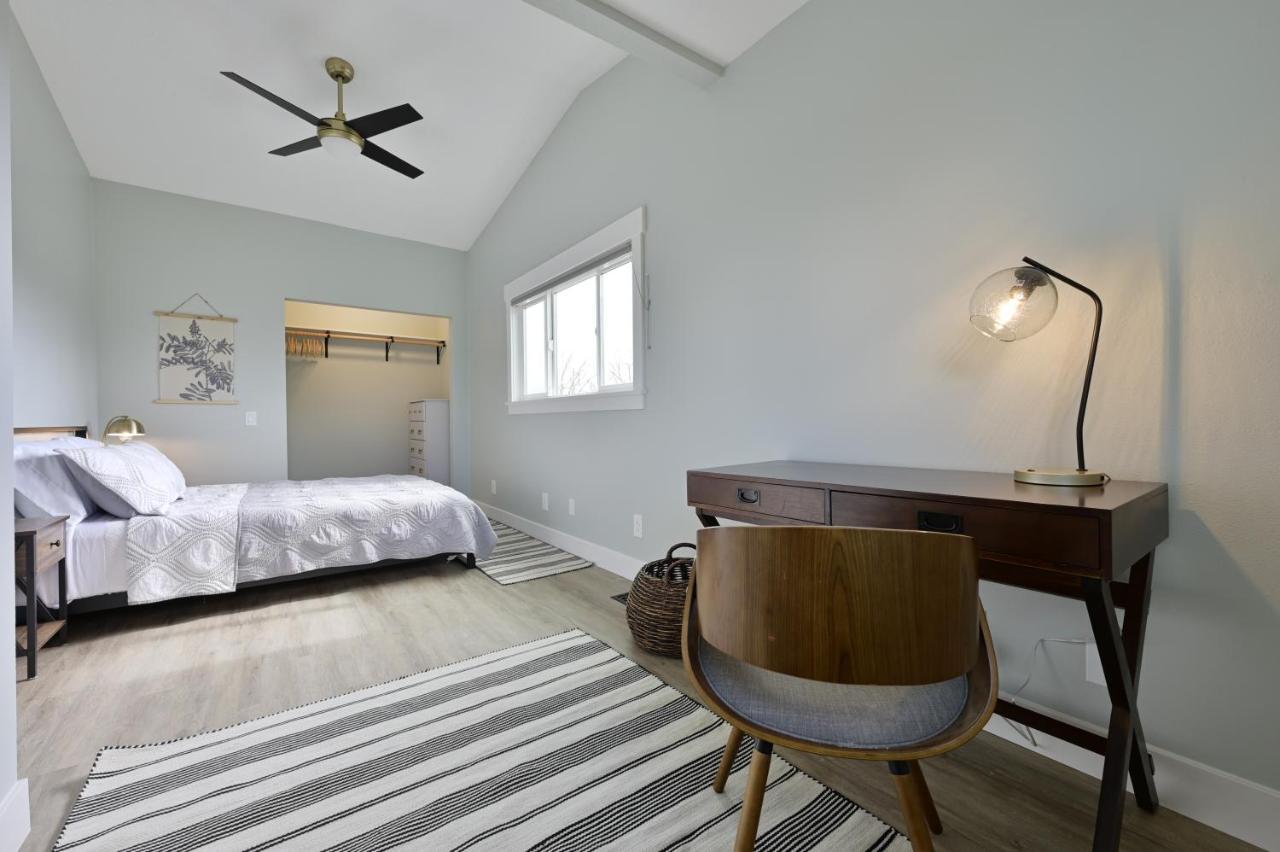 Modern Upstairs Loft - Newly Renovated! Holiday home