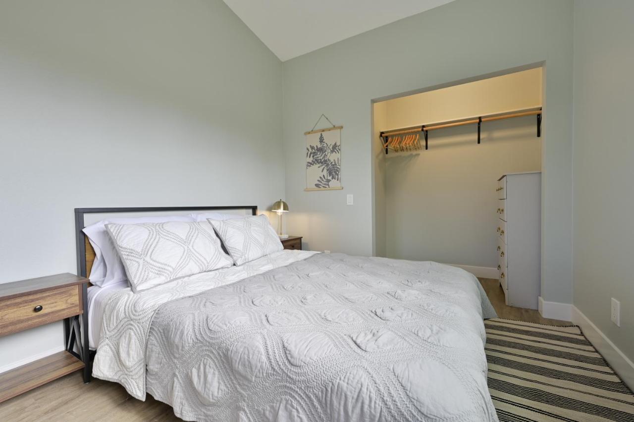 Modern Upstairs Loft - Newly Renovated! Holiday home *