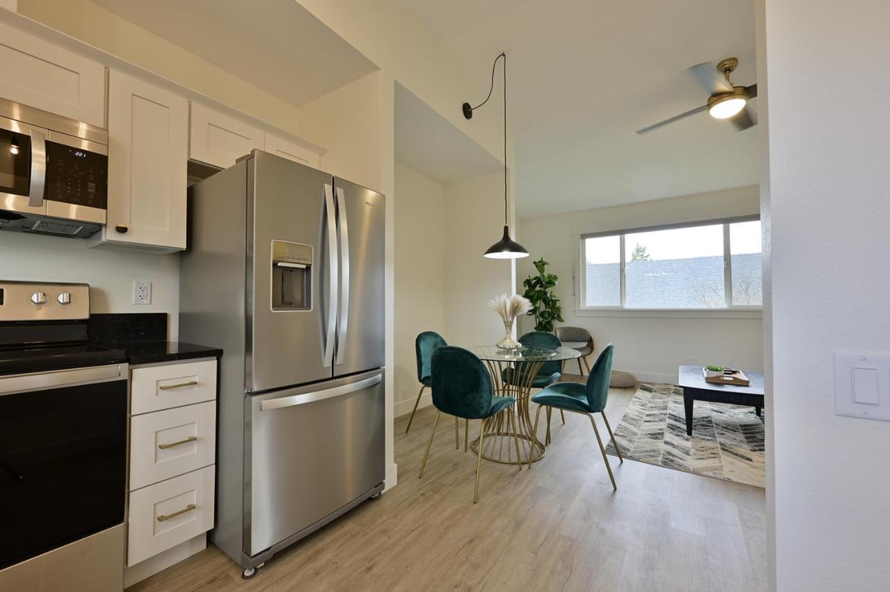 Modern Upstairs Loft - Newly Renovated! Holiday home